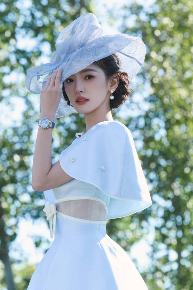 章若楠下頜線優(yōu)越。