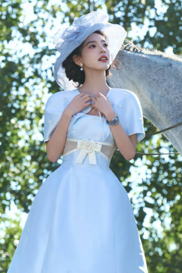 章若楠露小蠻腰。