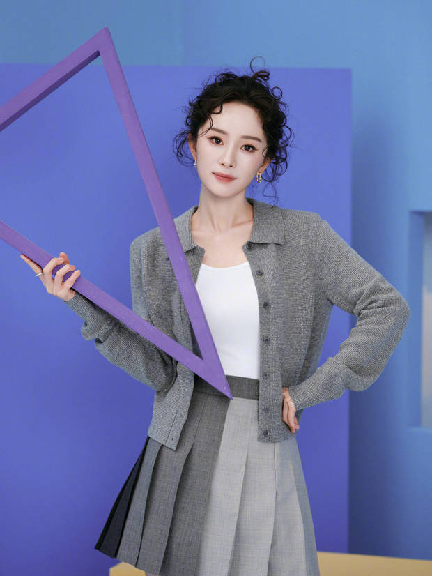 楊冪卷發(fā)造型讓人眼前一亮。