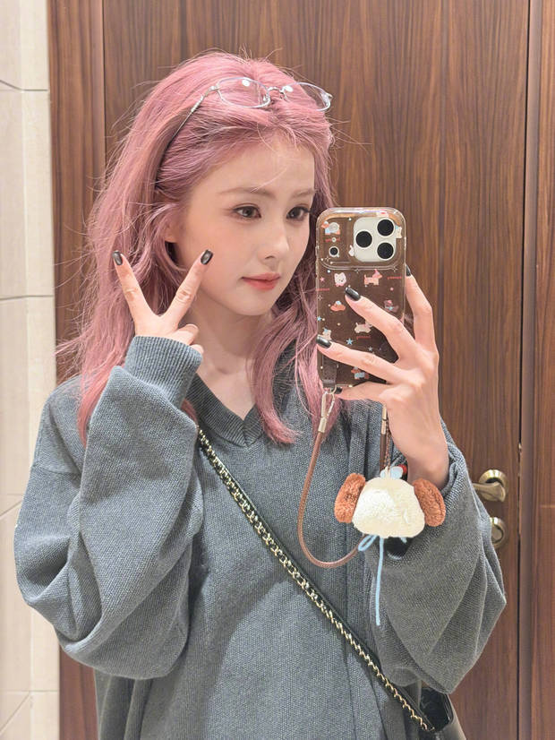 白鹿比耶，隨性慵懶。