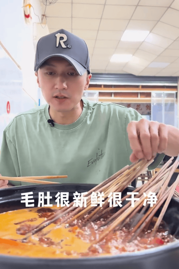謝霆鋒到重慶吃串串香。
