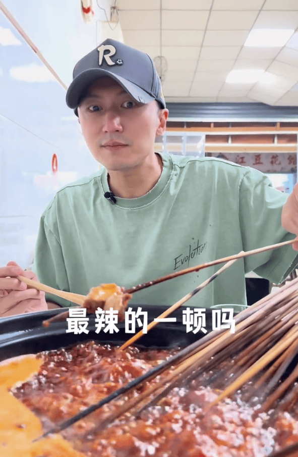 謝霆鋒不停地吃串串，又辣又香，超滿足！