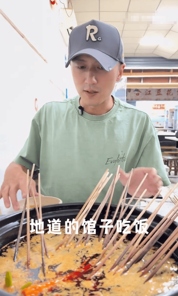 謝霆鋒說自己最喜歡在地道的館子里吃飯。