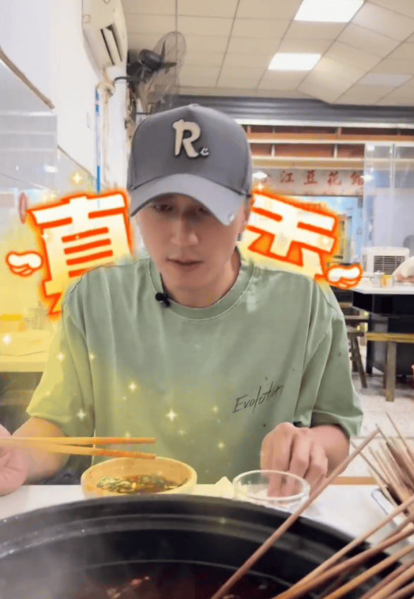謝霆鋒進(jìn)行“光簽”行動(dòng)，吃得很開心。