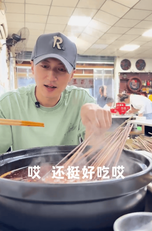 謝霆鋒被重慶串串香“征服”了味蕾。