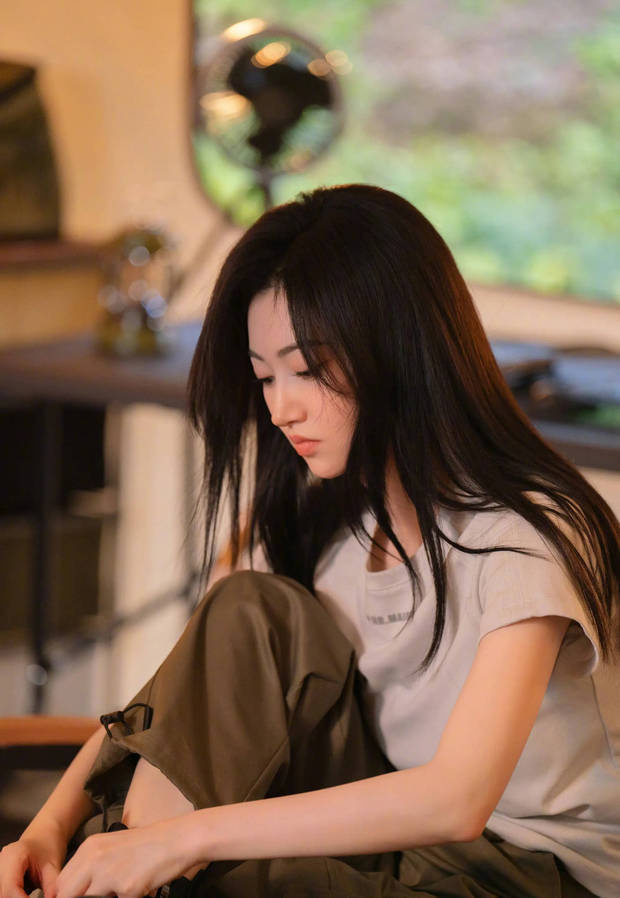 景甜側(cè)顏柔美，整個(gè)人松弛感十足。
