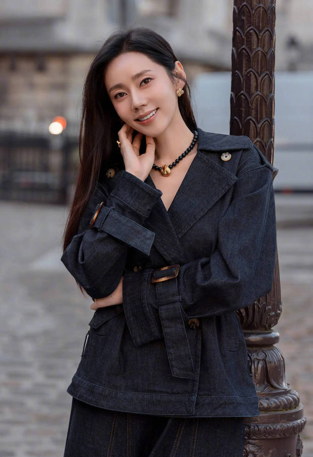 搜狐娛樂(lè)訊 22日，秋瓷炫在社交平臺(tái)上更新美照，并配文稱：“丹寧色的午后，好像時(shí)間靜止一樣。站在蒙馬特高地，只想靜靜感受風(fēng)的溫度和光的溫柔。”