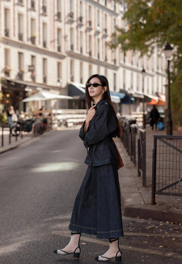 秋瓷炫漫步巴黎街頭，狀態(tài)愜意。