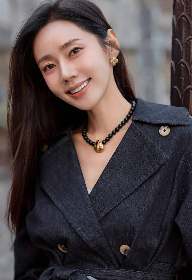 秋瓷炫綻放迷人笑容，魅力十足。