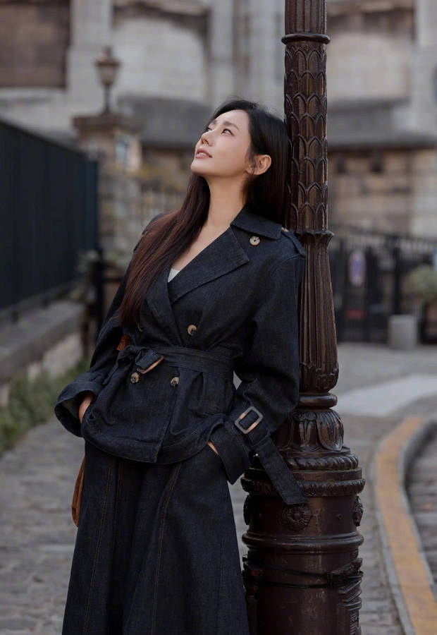 秋瓷炫側(cè)顏精致，美貌養(yǎng)眼。