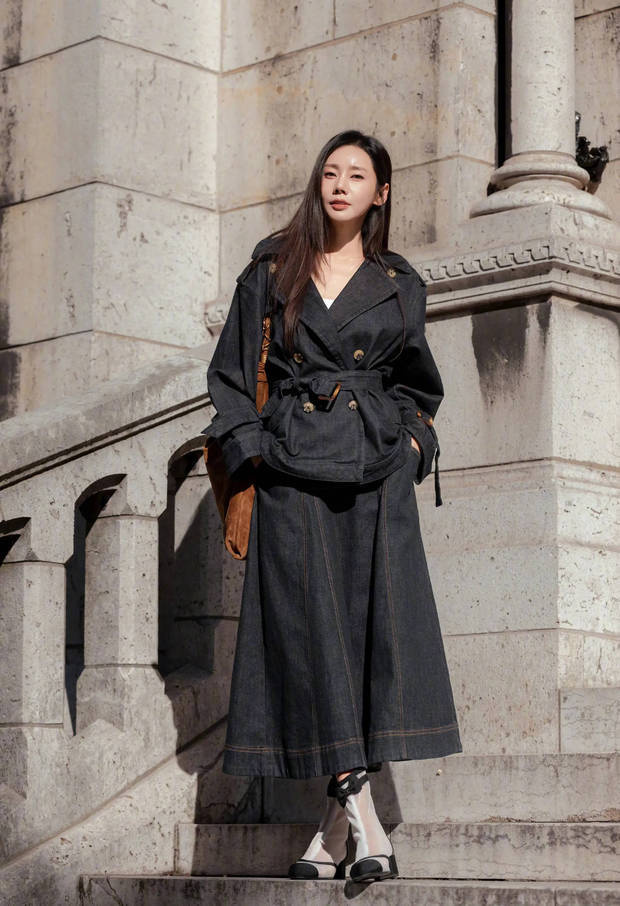 秋瓷炫穿著牛仔套裝，時(shí)髦又個(gè)性。