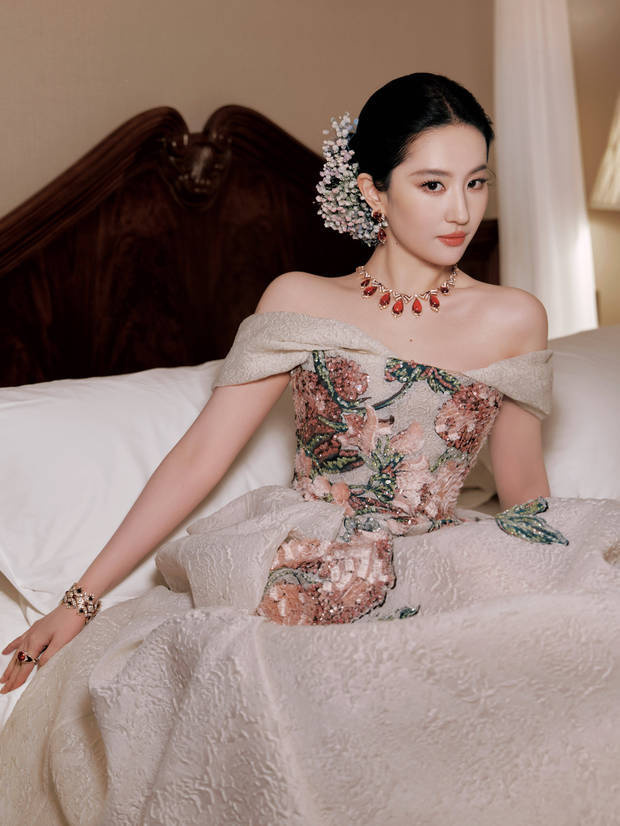 劉亦菲宛如花仙子。