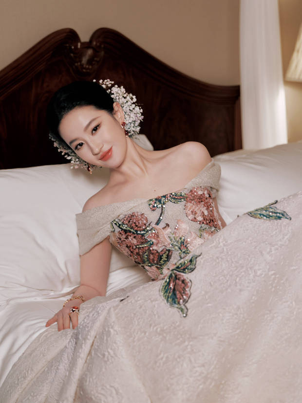 劉亦菲笑容甜美，鎖骨吸睛。