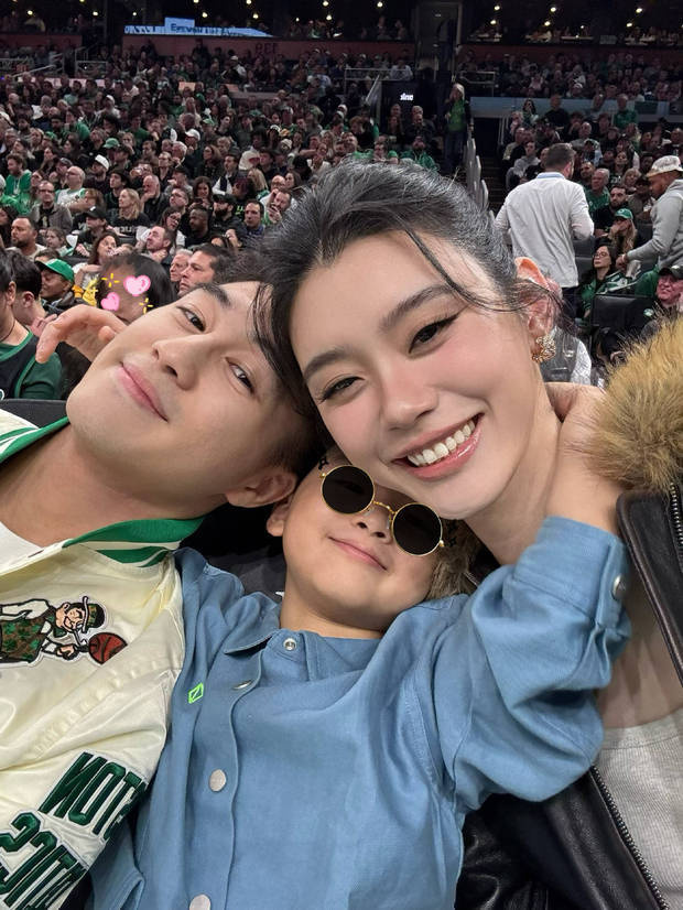 奚夢(mèng)瑤、何猷君與6歲兒子何廣燊同框合影，畫面溫馨有愛(ài)。