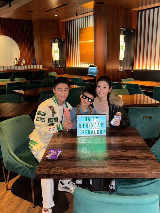 何猷君、奚夢(mèng)瑤與6歲兒子笑容滿面，心情大好。