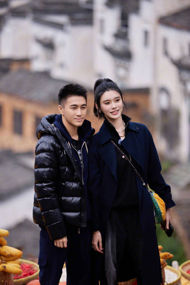 據(jù)悉，2019年5月13日晚，何猷君在上海向女友奚夢(mèng)瑤求婚成功。7月4日，奚夢(mèng)瑤與何猷君宣布二人正式結(jié)婚。2019年10月24日，何猷君在微博上宣布奚夢(mèng)瑤生子的喜訊，兒子取名叫何廣燊。2021年11月2日，何猷君表哥王厚杰透露奚夢(mèng)瑤已經(jīng)平安產(chǎn)下二胎，寶寶英文名叫Romee，是個(gè)女孩。