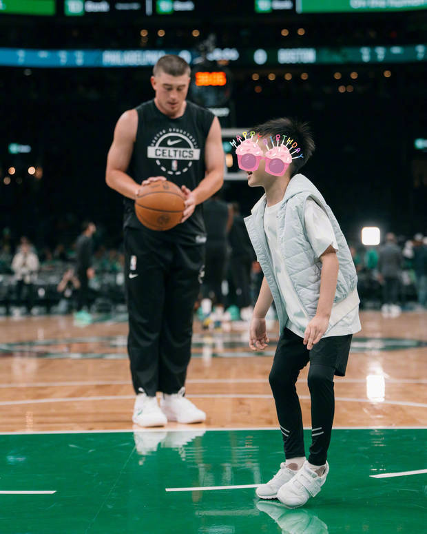 奚夢(mèng)瑤曬出6歲兒子何廣燊在籃球場(chǎng)上的照片。