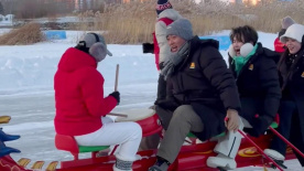 冰雪那达慕冰上龙舟激情开赛 黄海冰 蒋璐霞 傅菁遥遥领先