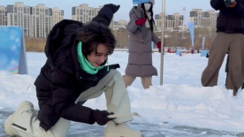 在海拉尔明星也上头的冰雪项目！黄海冰 蒋璐霞 傅菁挑战抽冰尜