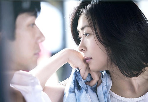 中山美穗低胸长裙出境 新片首映尽显熟女风韵