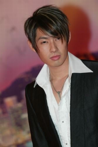 f4成员吴建豪洪金宝的儿子洪天祥2月18日据台湾媒体报道,大麻风暴将