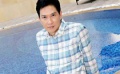 影帝张家辉摆弄家居变身宅男 为下部电影调整状态