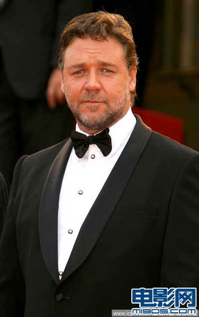 罗素·克洛携爱妻登场