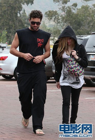 艾薇儿与新男友出街很害羞 低头掩面好似初恋