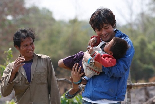 准爸爸张东健热心公益 赴老挝志愿活动照片公开