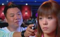 表演者用手中道具进行巧妙表演 遇到麻烦如何处理