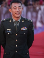 侯勇身著軍裝瀟灑亮相