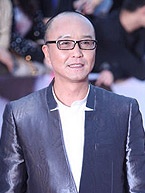 吳剛光頭閃亮西裝有型
