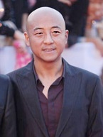 周曉歐光頭亮眼微笑示意