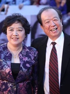 李前寬導(dǎo)演夫婦笑容和藹
