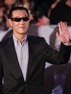英壯黑超亮相扮酷揮手