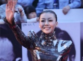 鞏新亮化身“鋼鐵俠女” 車曉長裙亮相溫婉似女神