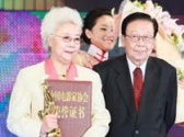百花節(jié)近年頒獎(jiǎng)瞬間欣賞 吳剛介紹田華演繹道路