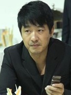 郭曉冬表情冷靜凝重