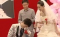 新郎脸红害羞向女方求婚 看现场观众如何化解尴尬