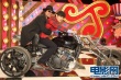 张菲娇羞搂腰环抱周杰伦 力挺周董主持Mr.J频道