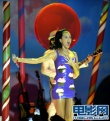 凯蒂·佩里载歌载舞 舞台变装秀炫耀傲人胸围
