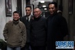 众演员与导演合影