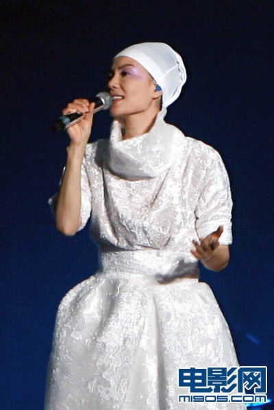 王菲仙姑造型惊艳上海演唱会深v裙露美背风光