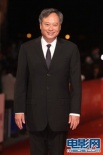 导演李安西装革履亮相红毯 亲切微笑惹粉丝尖叫
