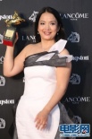 吕丽萍喜得最佳女主角 亲吻奖杯感谢老公和上帝