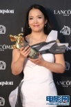 吕丽萍喜得最佳女主角 亲吻奖杯感谢老公和上帝