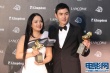 吕丽萍、阮经天当选新任金马帝后 后台喜捧奖杯