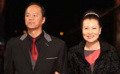 狄龙黑色西装配红色领带携夫人陶敏明亮相红毯