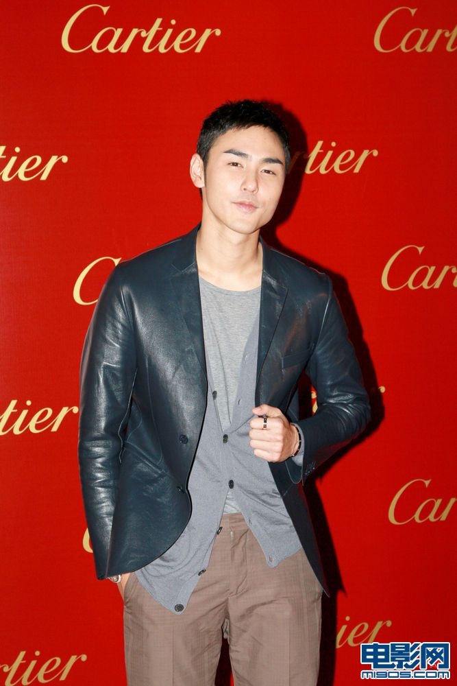 刘嘉玲携手阮经天亮相 红色单肩礼服秀性感美肩