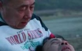 老人唯独对镜子情有独钟 争夺过程中发生爆笑趣事